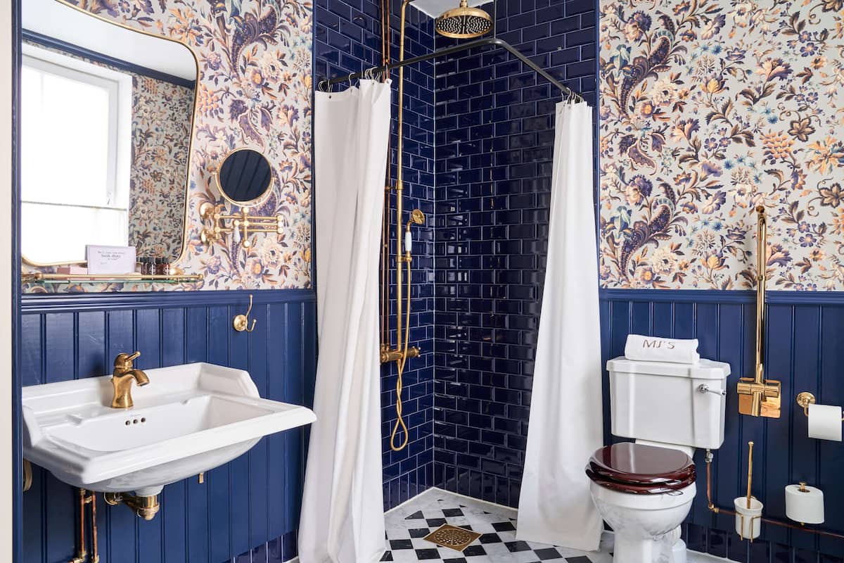 small | bathroom | free toiletries, hair dryer, towels