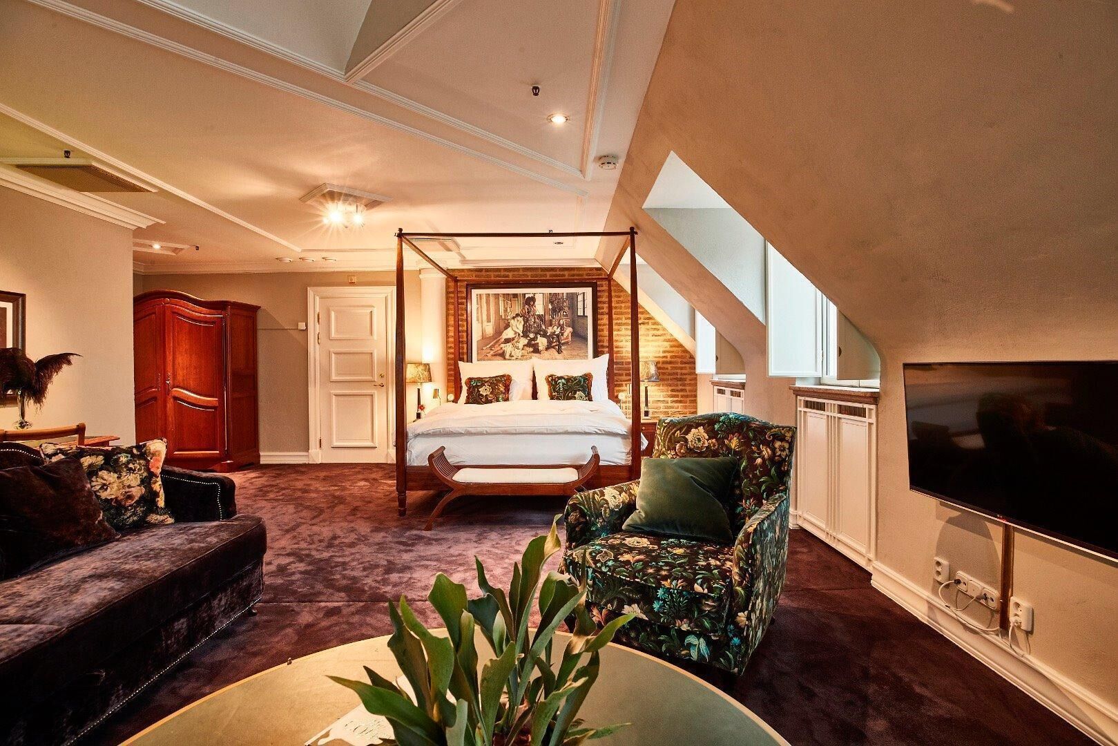 Xtra Large | Premium bedding, down duvets, pillow-top beds, minibar