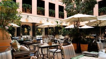 Bữa sáng buffet hàng ngày (200 SEK/mỗi người)