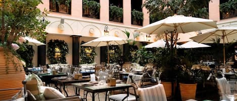 Daily buffet breakfast (SEK 200 per person)