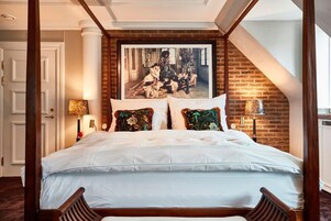 Xtra Large | Premium bedding, down comforters, pillowtop beds, minibar
