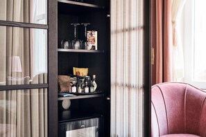 1 bedroom, premium bedding, down comforters, pillowtop beds