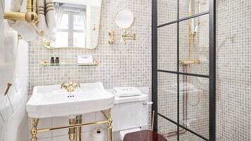 Habitación (Xtra Small) | Baño | Amenidades de baño gratuitas, secadora de cabello, toallas