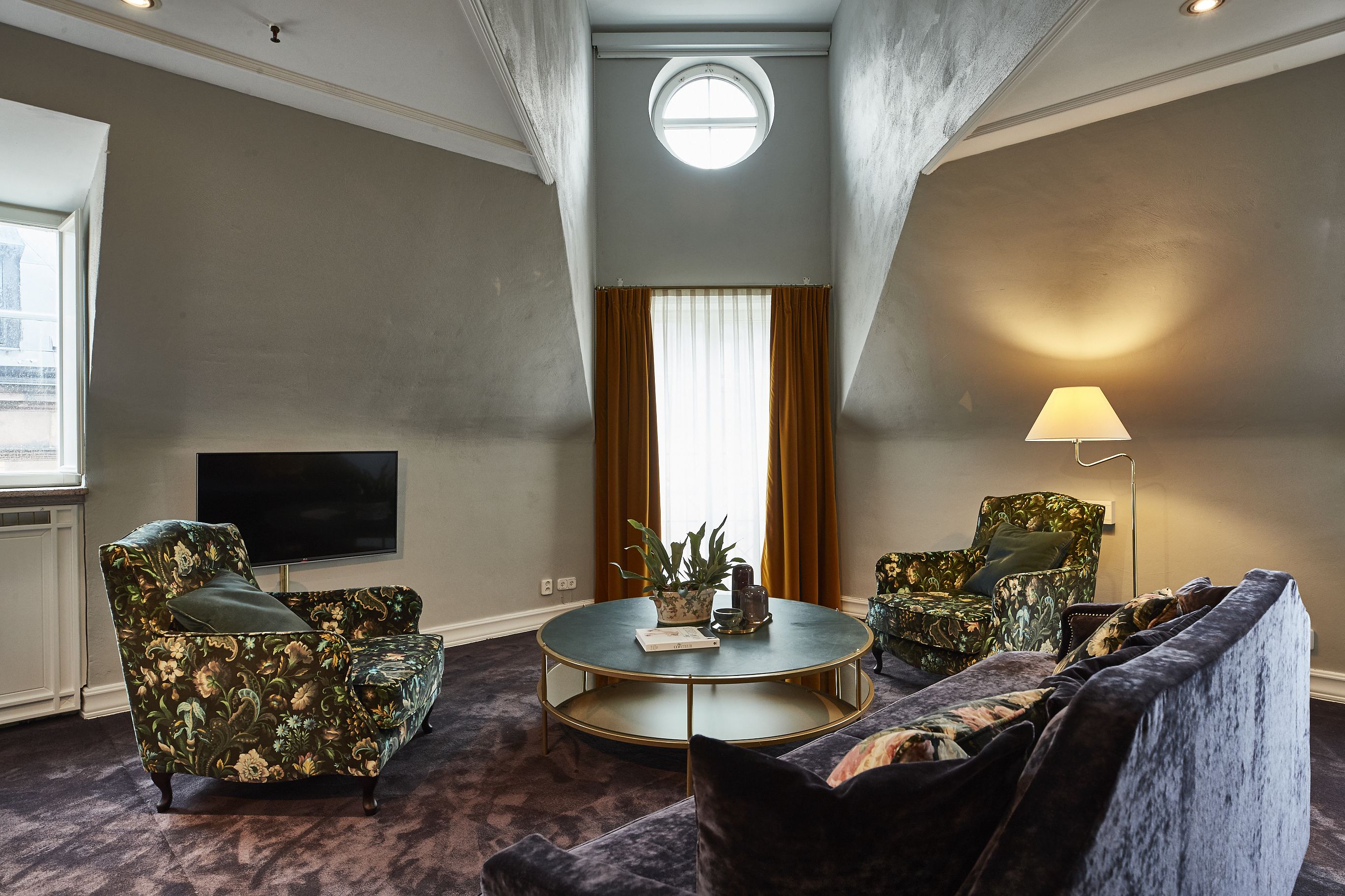 xtra large | living area | 32-inch tv with cable channels