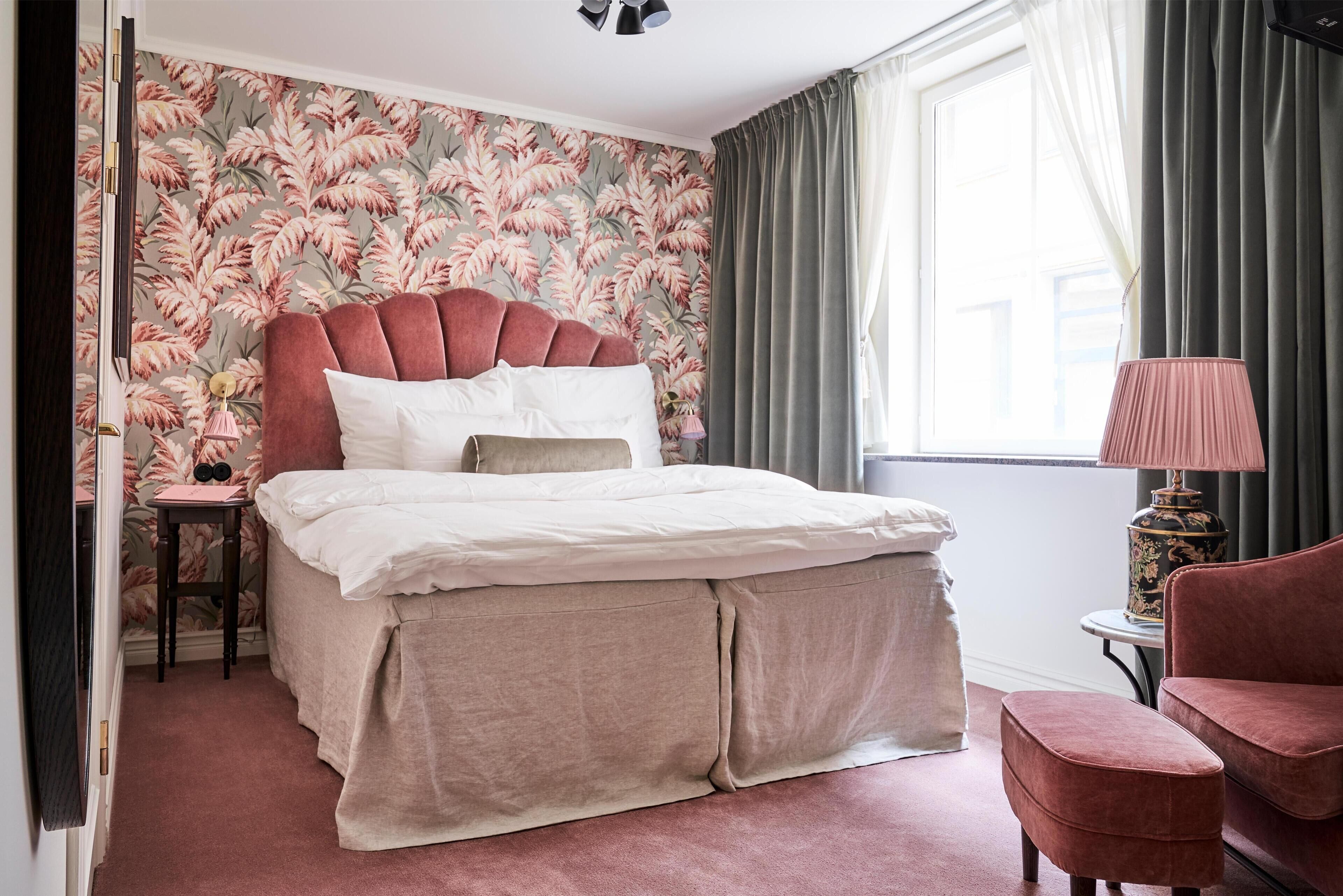 Dobbeltrom – basic (Small) | Sengetøy av topp kvalitet, dundyner, senger med overmadrass og minibar