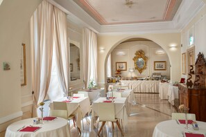 Daily buffet breakfast (EUR 12 per person) - Hotel Canada, BW Premier Collection (Rome)