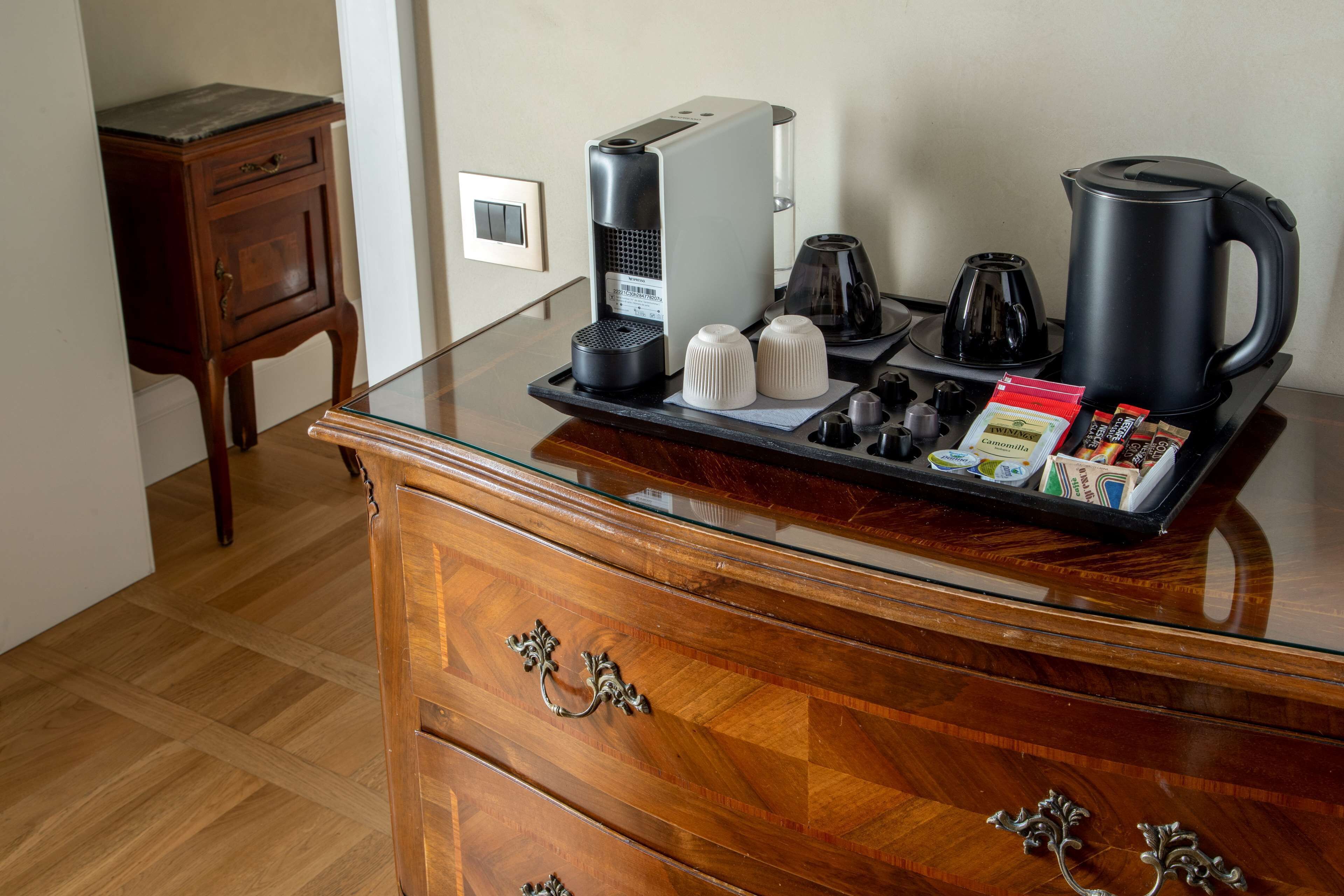 junior suite, 1 king bed, non smoking | coffee and/or coffee maker