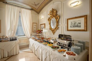 Se ofrece un desayuno bufé (12 EUR por persona)
