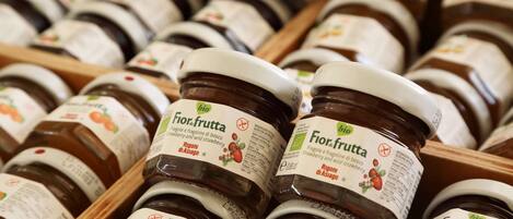 Varios botes de mermelada de fresa Fior.fruutta en cajas de madera.