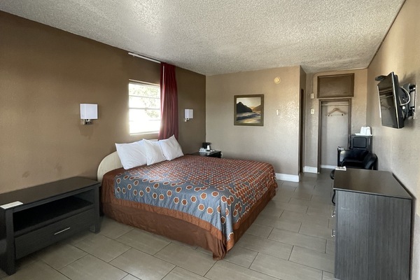 Economy Single Room, 1 Bedroom, Accessible | Blackout drapes, soundproofing, WiFi (free), bed sheets