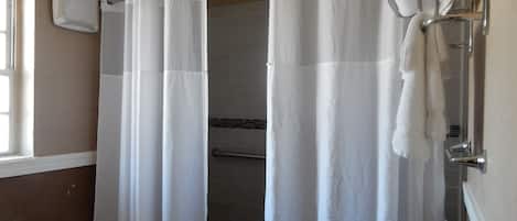 Chambre Simple Ăconomique, 1 chambre, accessible aux personnes Ă mobilitĂ© rĂ©duite | Rideaux occultants, chambres insonorisĂ©es, Wi-Fi gratuit, draps fournis