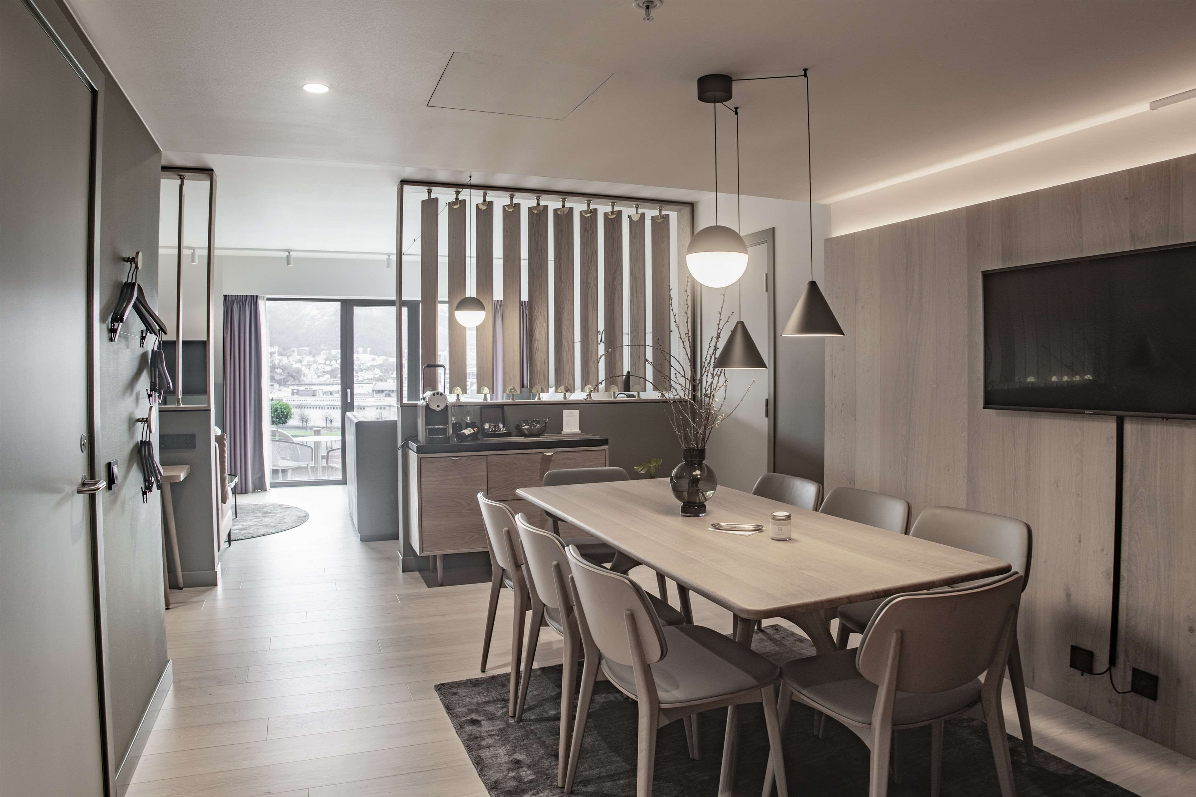 Sviitti (Master) | Minibaari, tallelokero huoneessa, työpöytä, pimennysverhot