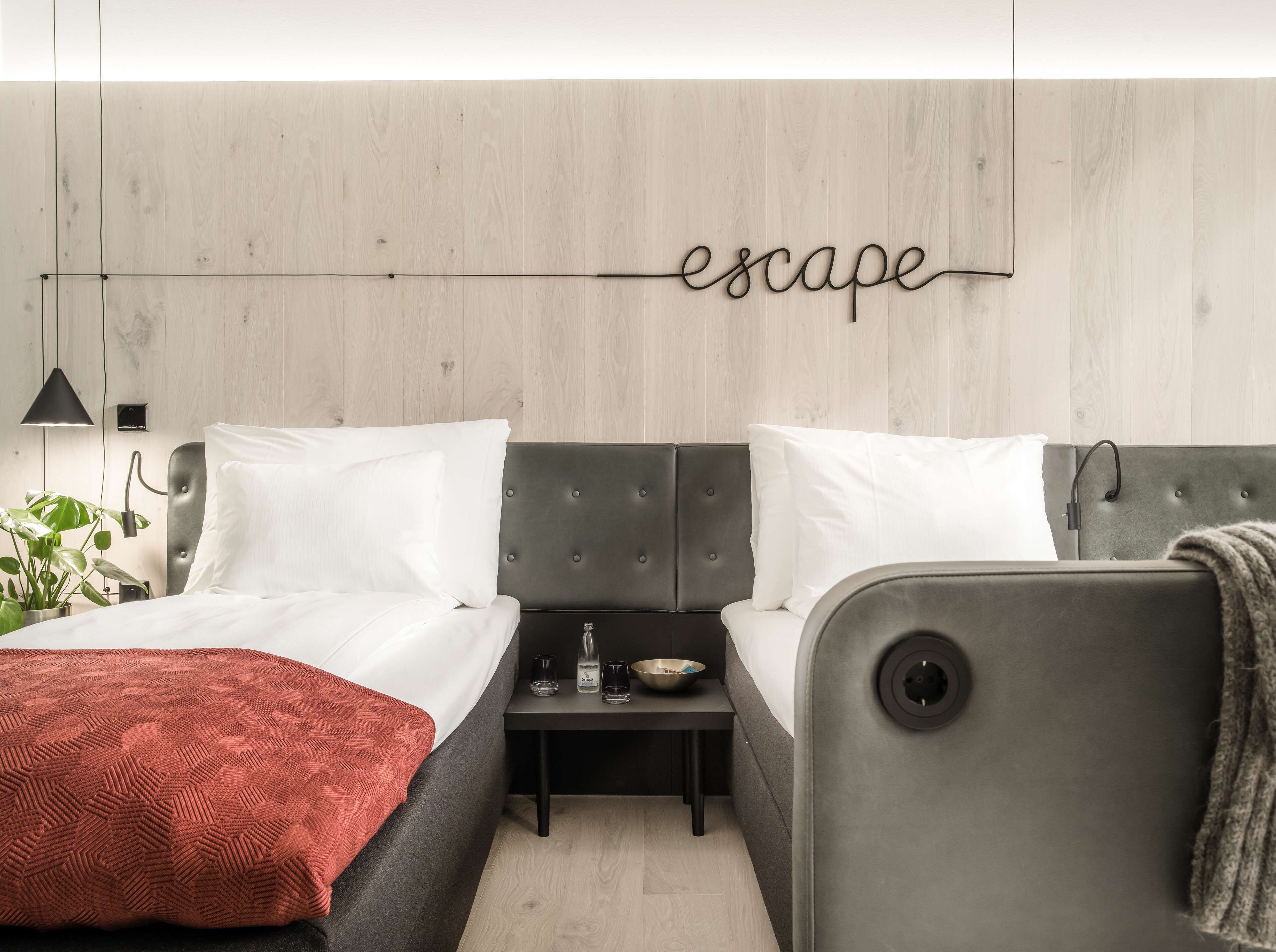 Minibaari, tallelokero huoneessa, työpöytä, pimennysverhot