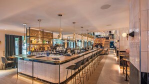 2 bars/lounges