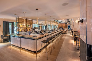 2 bars/lounges
