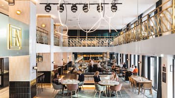 2 restaurants, spécialités Cuisine internationale