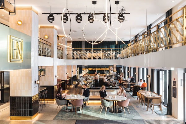 2 restauranter; serverer morgenmad, frokost og internationale retter