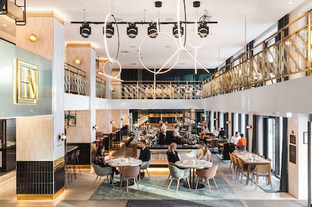 2 restaurantes; se sirve desayuno, almuerzo y cena; cocina internacional