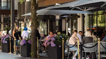 2 restoran, melayani sarapan, makan siang; sajian masakan internasional