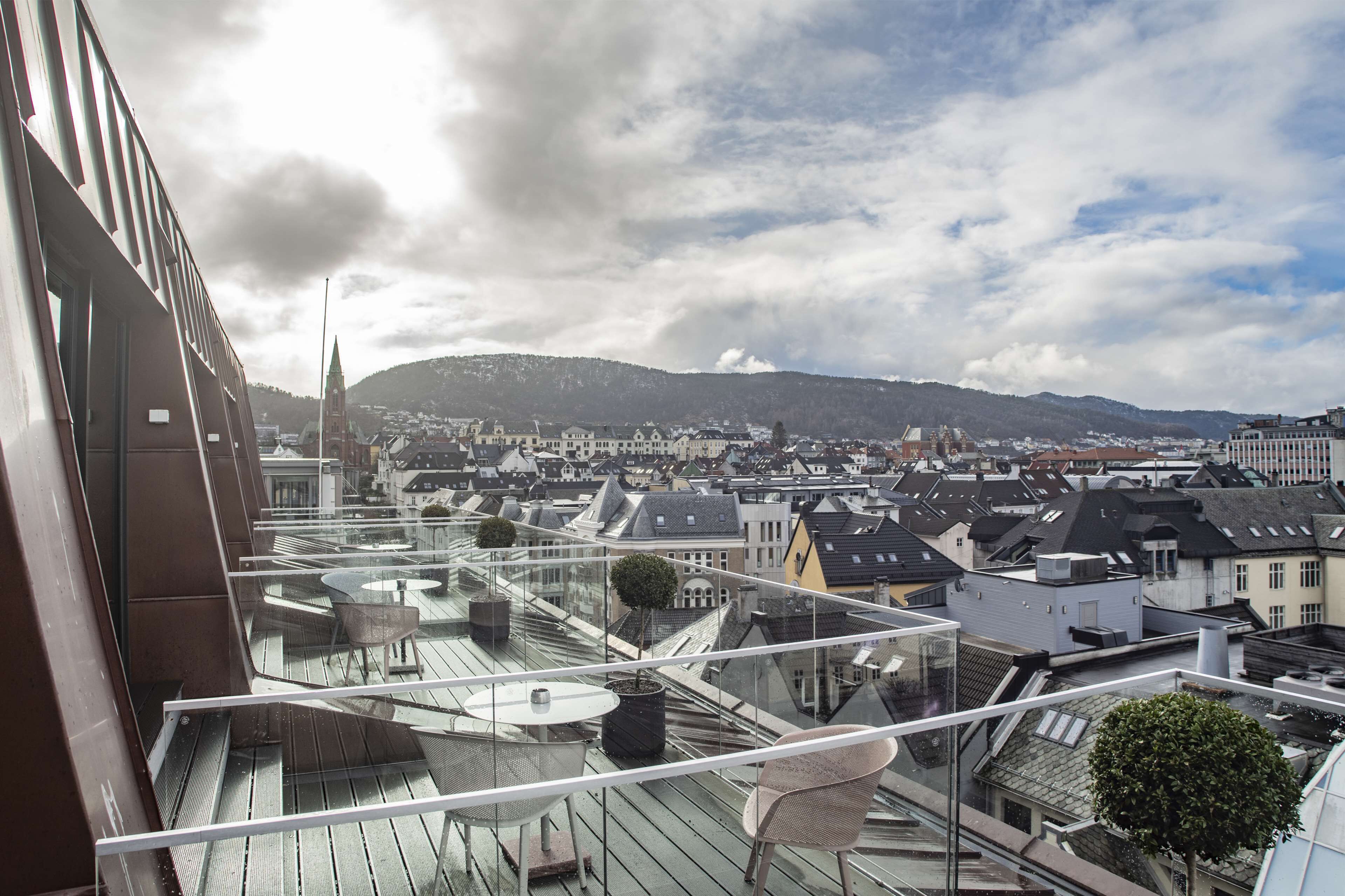 Minibaari, tallelokero huoneessa, työpöytä, pimennysverhot