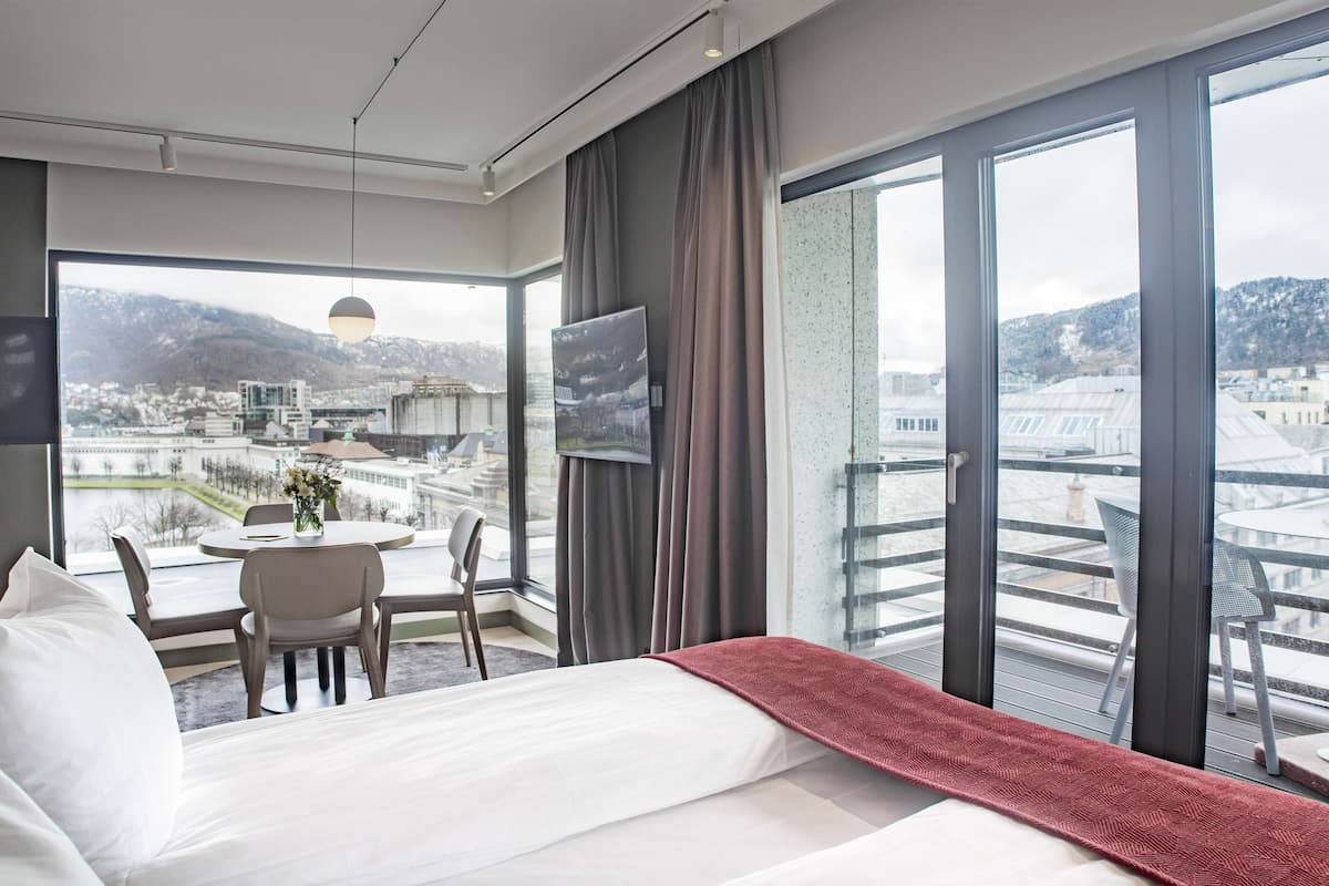 Junior Suite, 1 King Bed with Sofa bed, Lake View
