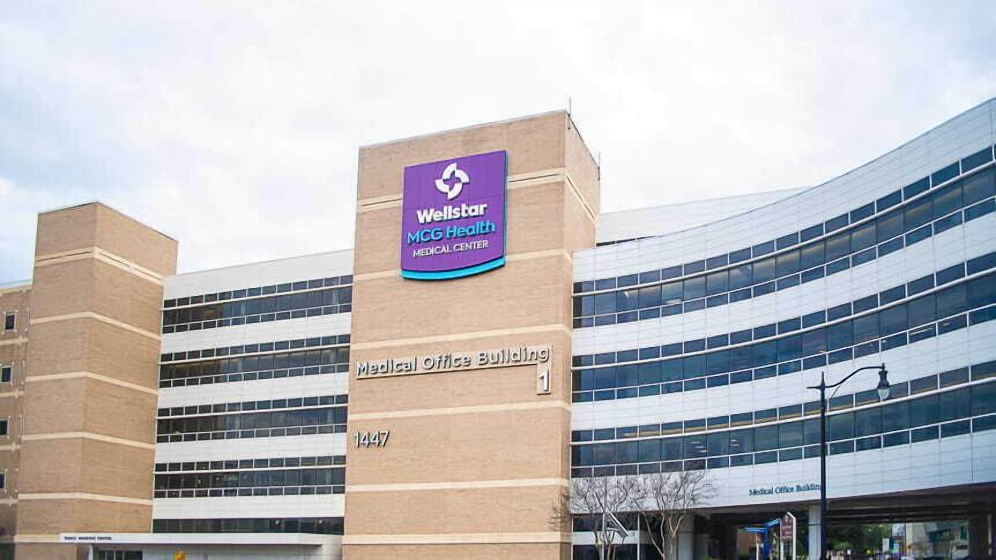 Ein Ärztehaus mit einem Schild für Wellstar MCG Health Medical Center.