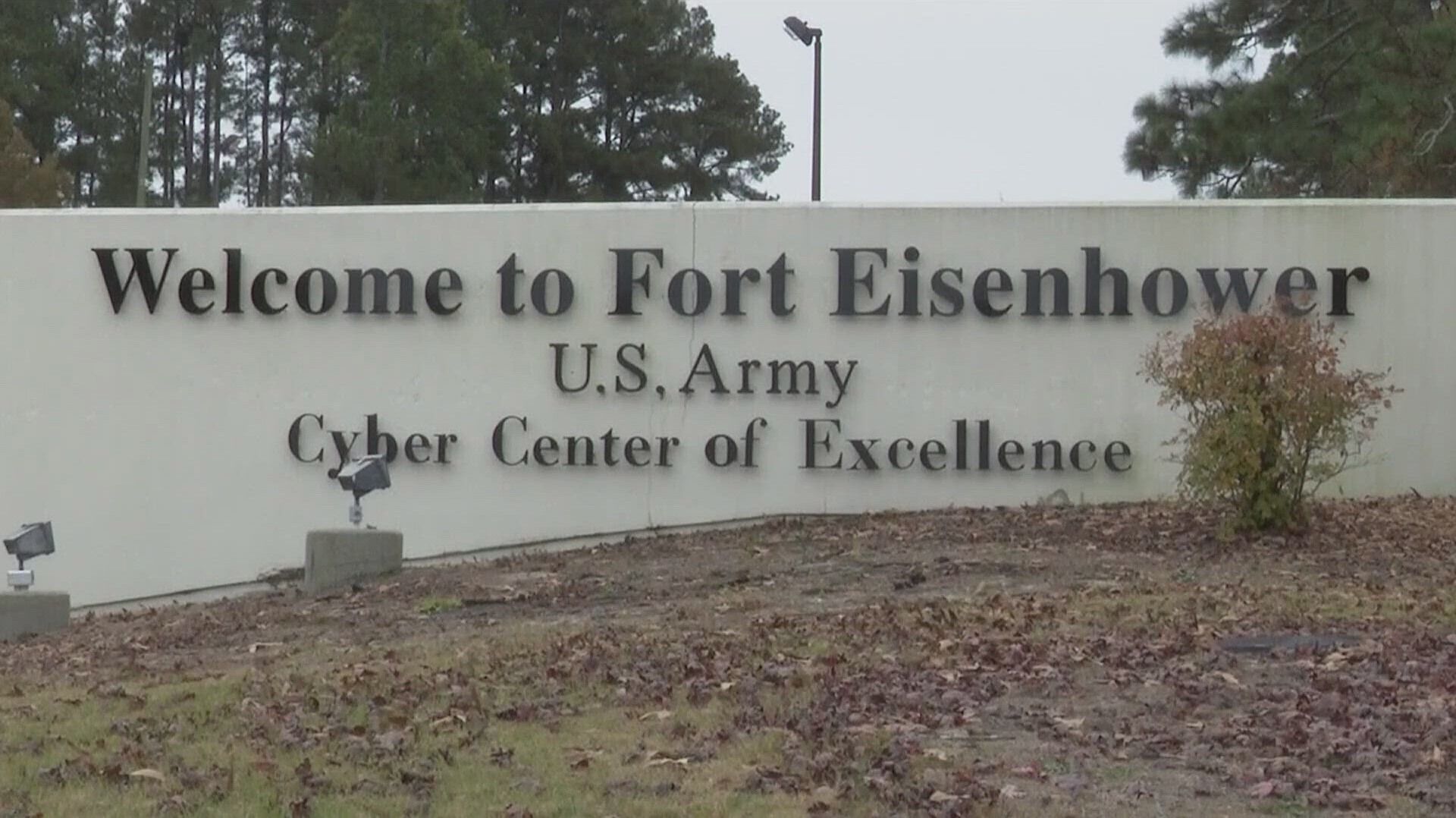 Un panneau accueillant les visiteurs au Fort Eisenhower, centre d’excellence du commandement cybernétique de l’armée américaine.