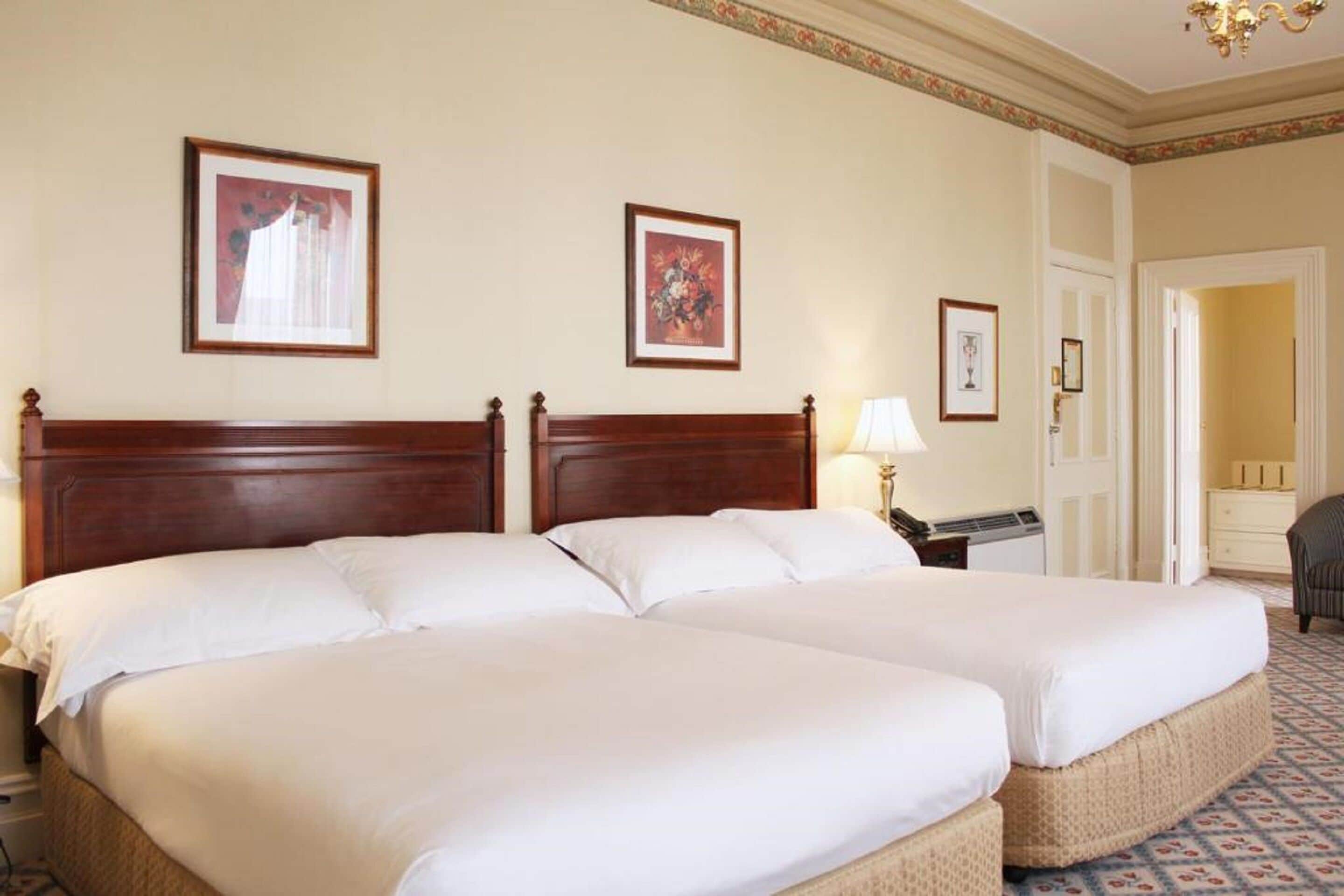 Premier kamer, 2 queensize bedden (Premier) | Hypoallergeen beddengoed, een minibar, een kluis op de kamer, een bureau