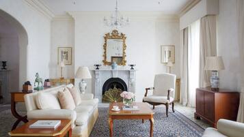 Suite Royal, 1 letto king, vista città | Area soggiorno | TV LCD 32 pollici con canali via cavo, TV, film pay-per-view