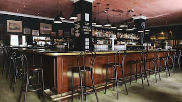 Serves lunch, dinner and happy hour