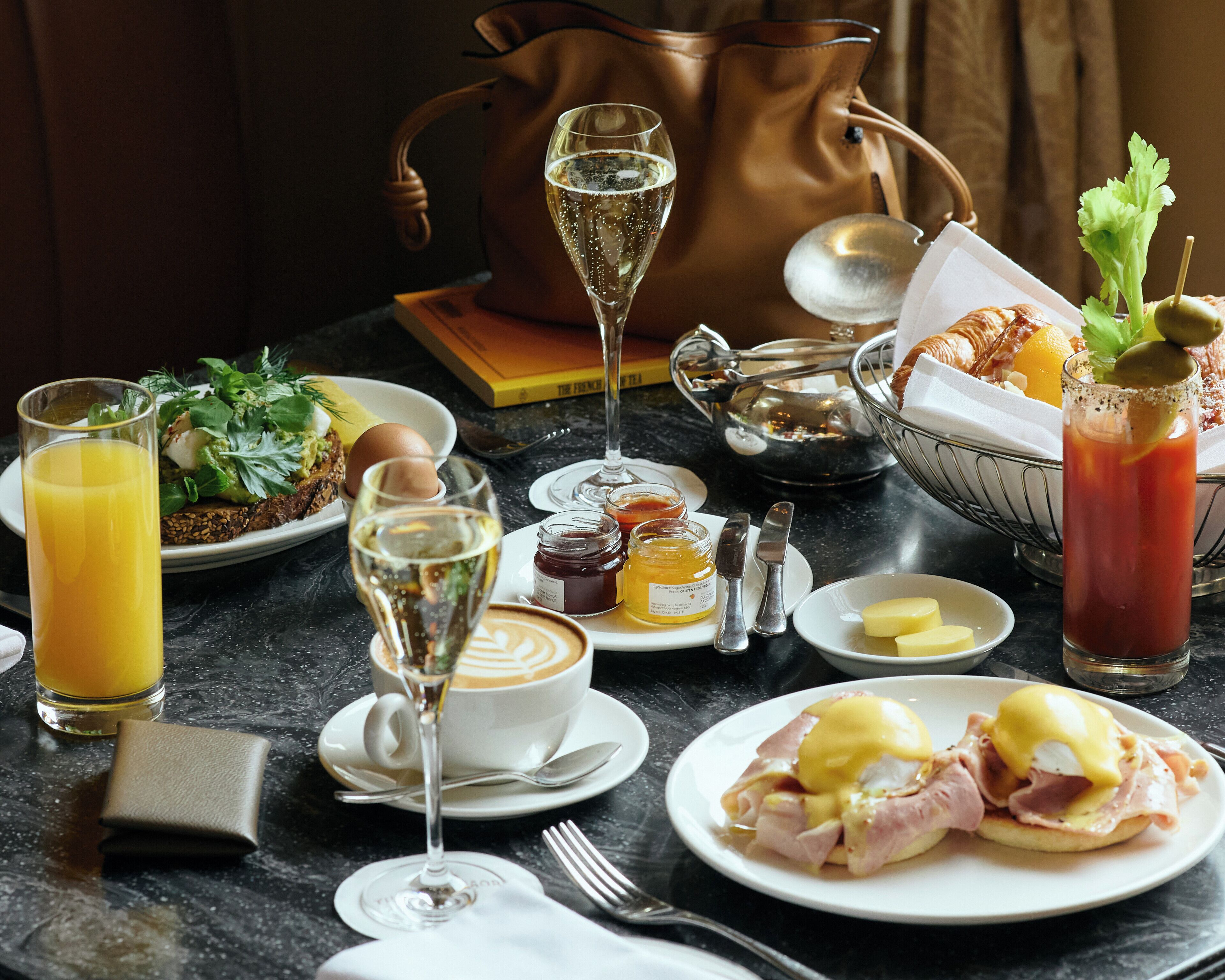 2 restaurants, breakfast served