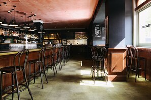 Serviert Mittagessen, Abendessen und Happy Hour