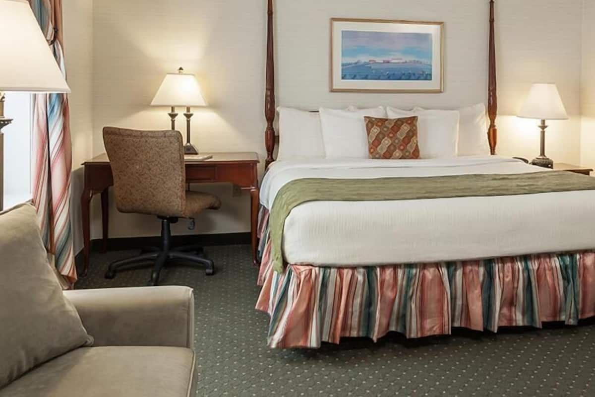 Premium bedding, in-room safe, desk, laptop workspace