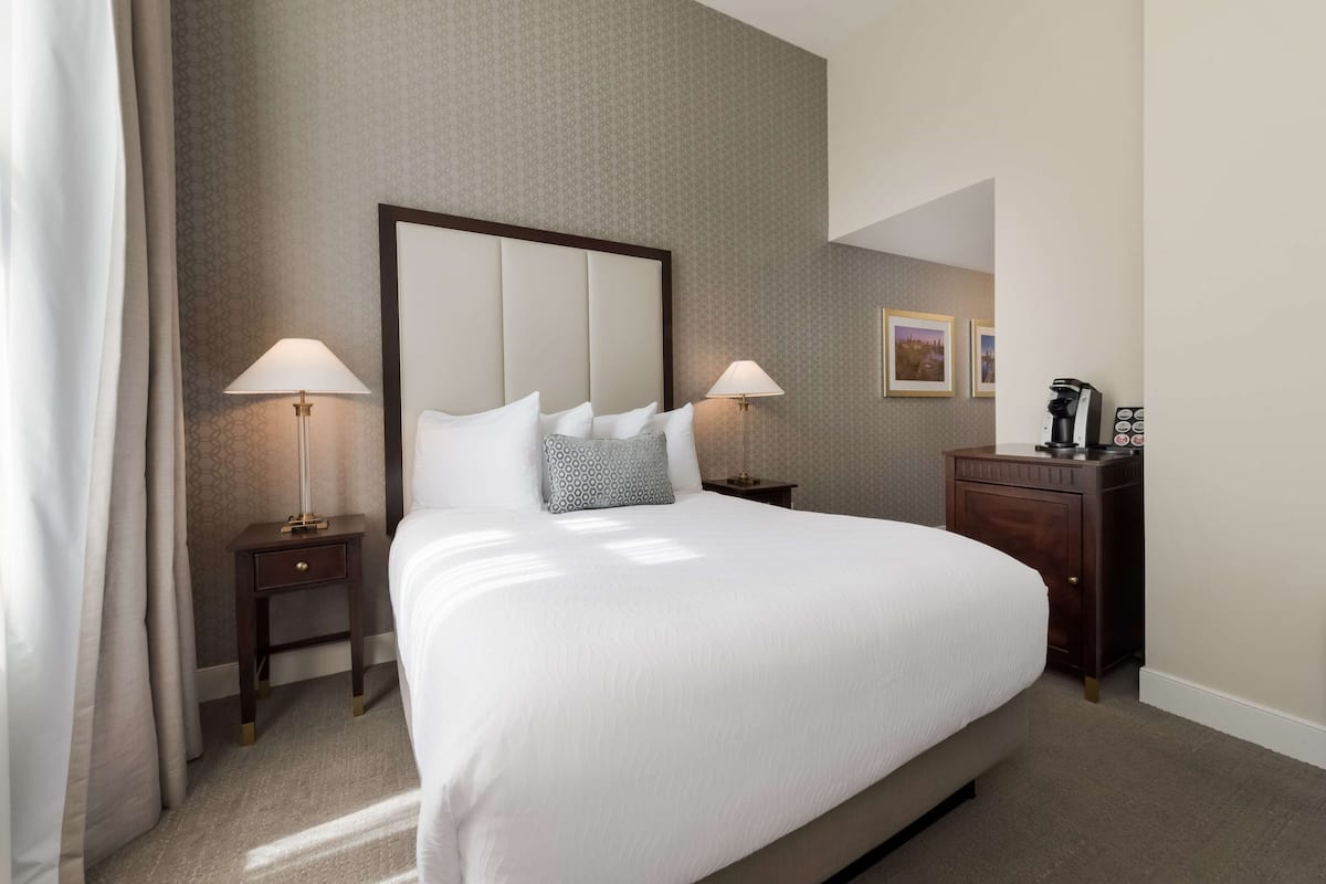 Premium bedding, in-room safe, desk, laptop workspace