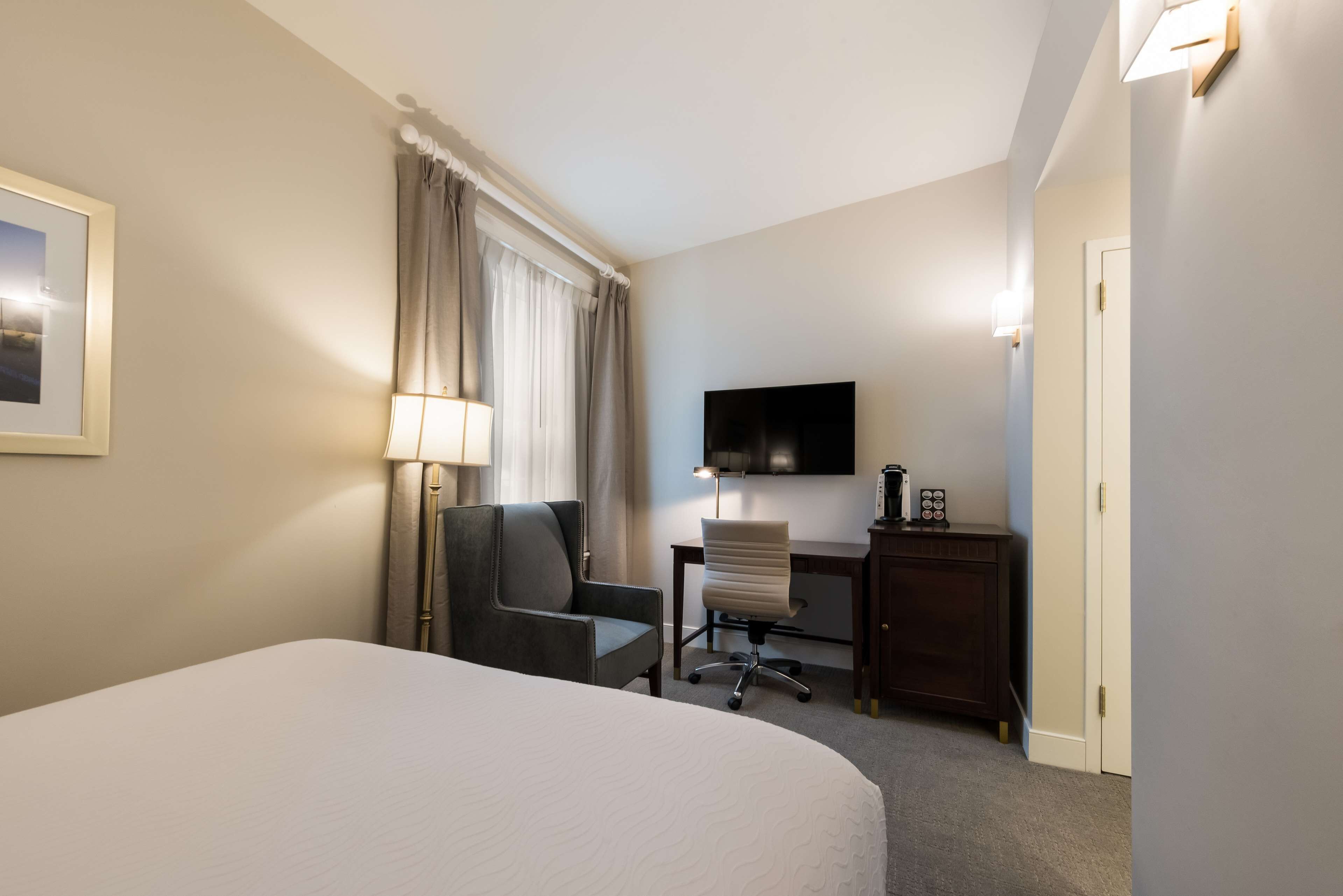 standard room, 1 king bed, non smoking (walk-in shower) | premium bedding, in-room safe, desk, laptop workspace