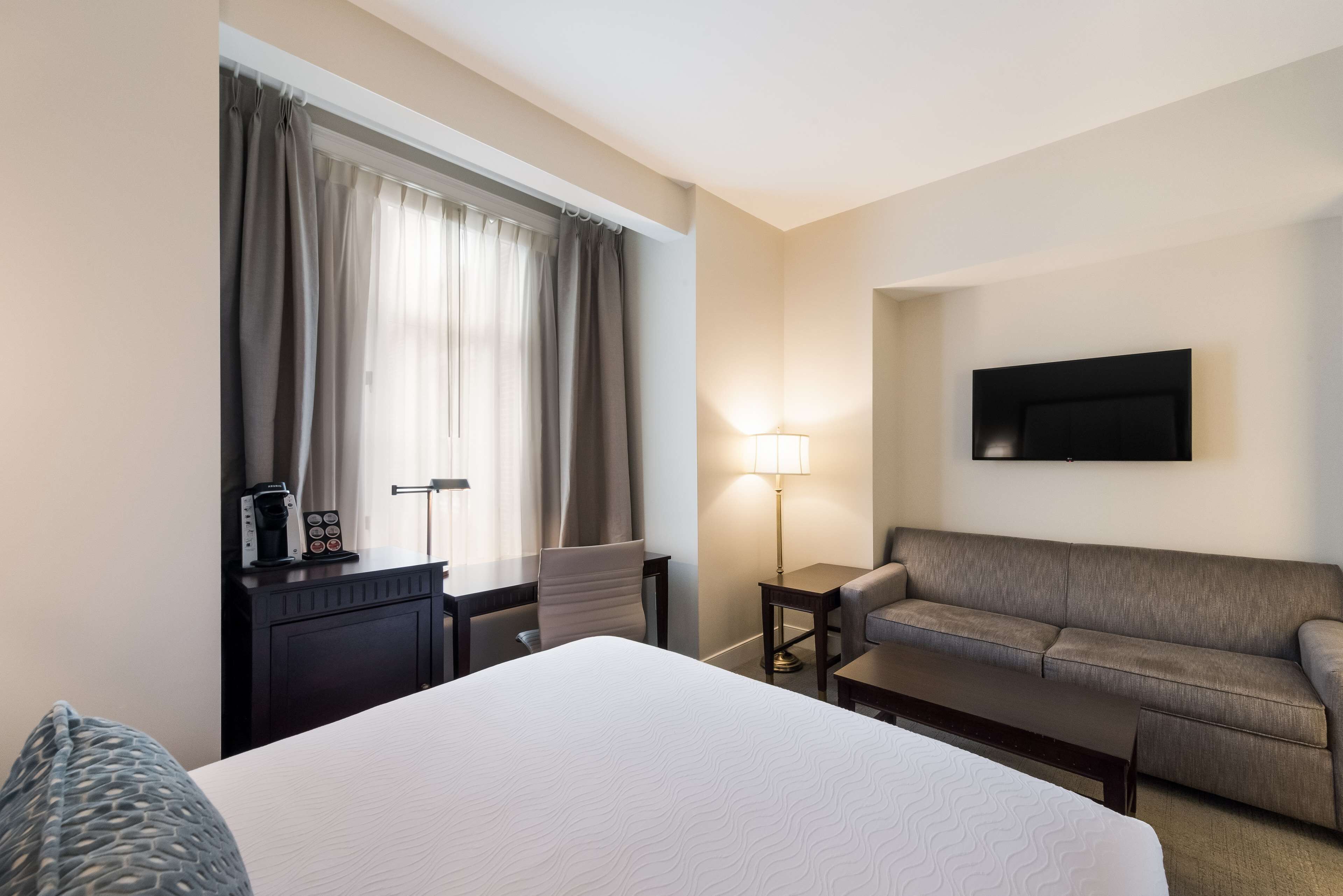 standard room, 1 queen bed, non smoking (shower only) | premium bedding, in-room safe, desk, laptop workspace