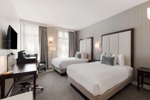 Habitación estándar, 2 camas Queen size, para no fumadores (Walk-in Shower) | Ropa de cama de alta calidad y caja de seguridad en la habitación