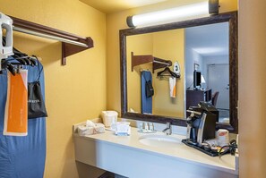 Combined shower/tub, hair dryer, towels