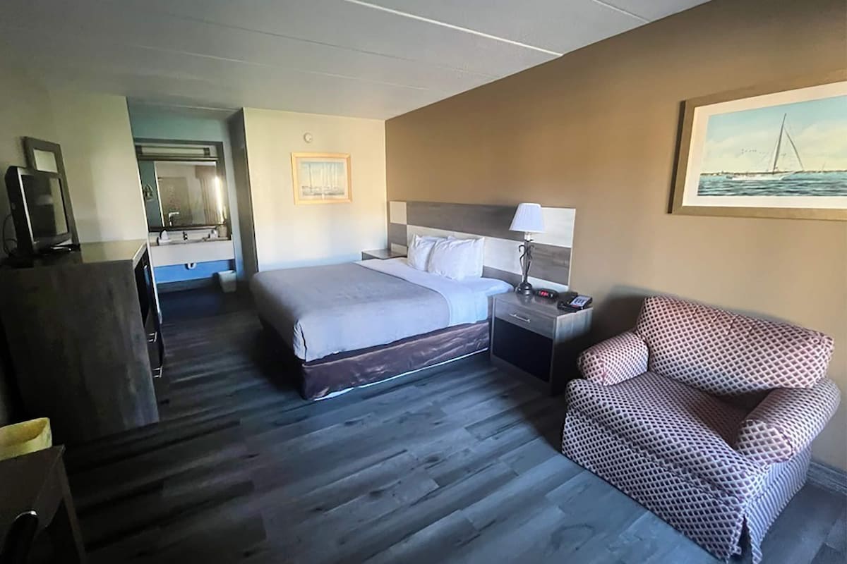 Desk, laptop workspace, WiFi (free), bed sheets