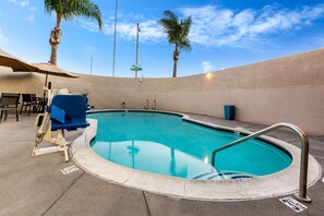 Outdoor pool - La Quinta Inn & Suites by Wyndham San Diego Mission Bay (San Diego)