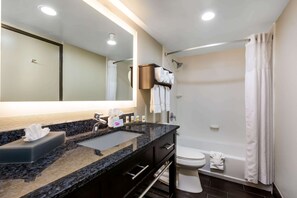 Ensemble baignoire-douche, articles de toilette (gratuits)