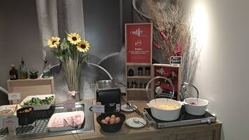 Una mesa de buffet con diferentes opciones de comida, incluyendo una barra de ensaladas, un bol de huevos y una olla de sopa.