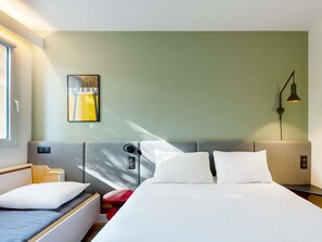 Chambre, plusieurs lits | 1 chambre, literie de qualité supérieure, ameublement personnalisé