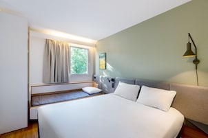 1 bedroom, premium bedding, individually furnished, desk