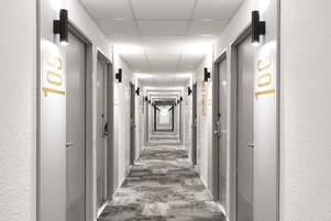 1 多间卧室、高档床上用品、特色家居、办公桌