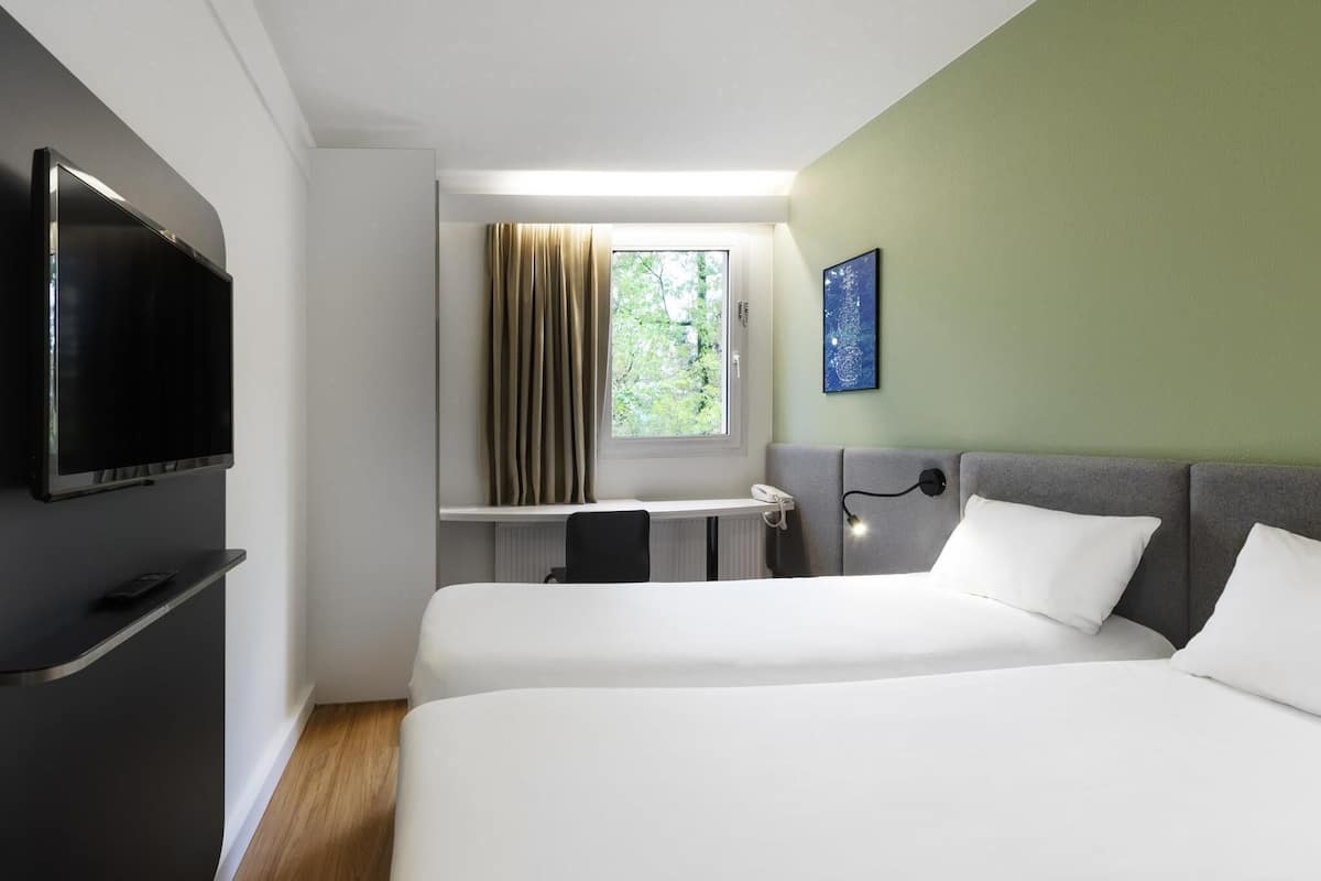 Quarto standard, 2 camas de solteiro | 1 quarto, roupas de cama premium, individualmente mobiliados