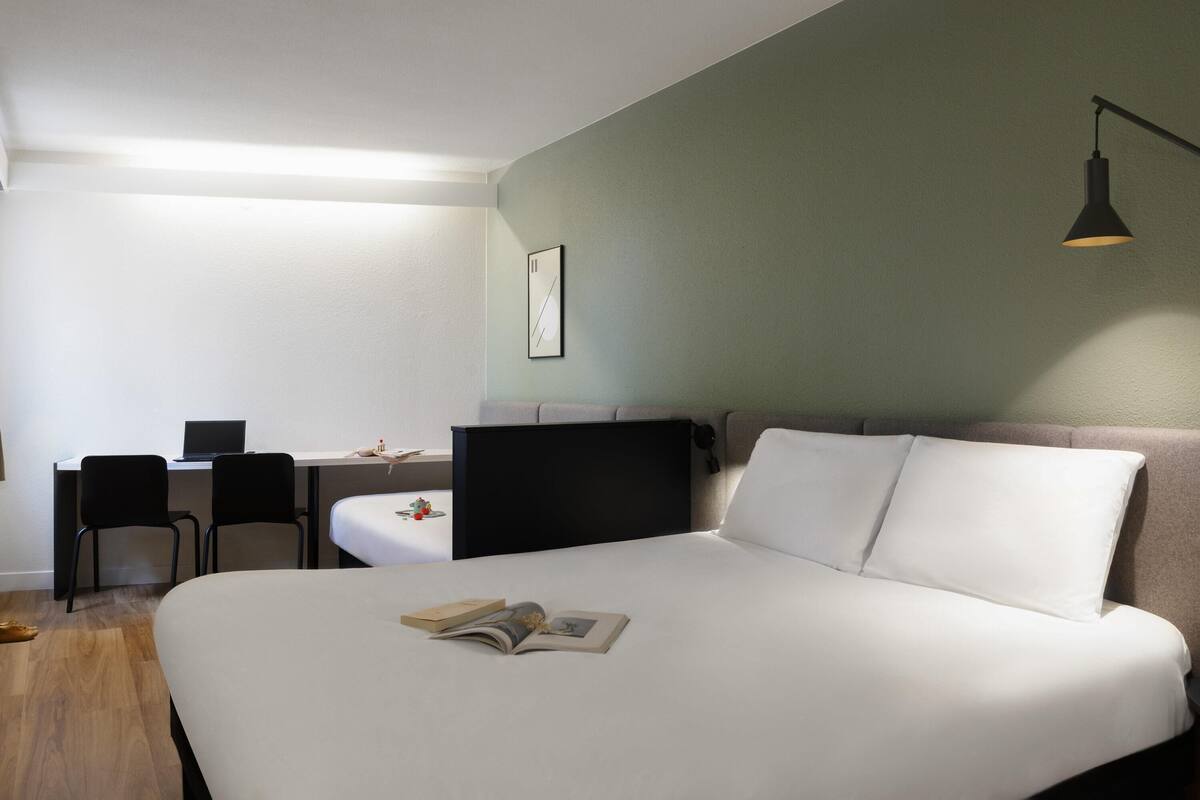 Habitación, varias camas | 1 dormitorio, ropa de cama de alta calidad, escritorio y cortinas opacas