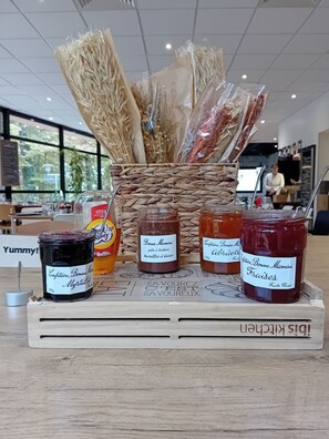 Tägliches Frühstücksbuffet (12.50 EUR pro Person)