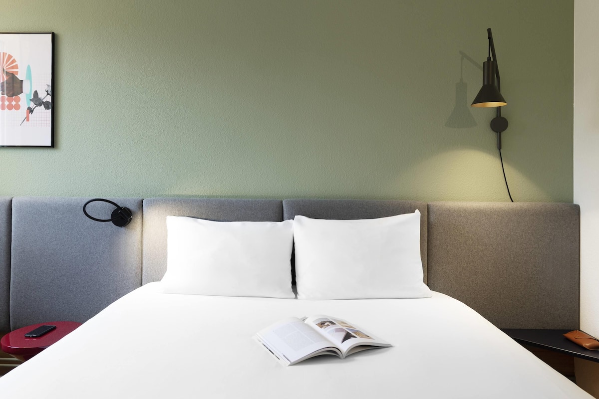 Habitació doble estàndard, 1 llit doble | 1 dormitori, roba de llit d'alta qualitat i mobiliari individual