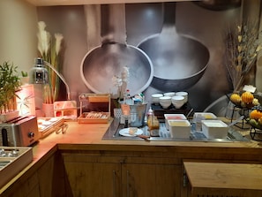 Bữa sáng buffet hàng ngày (14 EUR/mỗi người)